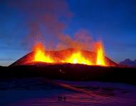 Foto de archivo de la erupción del volcán Eyjafjallajockull al sur de Islandia