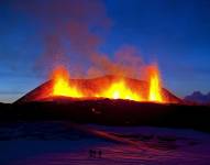Foto de archivo de la erupción del volcán Eyjafjallajockull al sur de Islandia