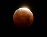 La Luna luce iluminada durante un eclipse lunar total el miércoles 26 de mayo de 2021, en Santa Mónica, California.