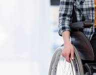 Persona en silla de ruedas.