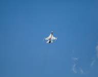 Caza F-16 volando por los cielos