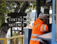 Un hombre custodia el control de acceso Los Maitenes, en la mina El Teniente este sábado, en Rancagua (Chile).