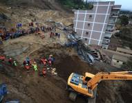 Pobladores y rescatistas buscan a víctimas de un alud, en Alausí (Ecuador).