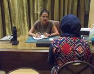 La doctora Reham Awward atiende a una paciente en la clínica Restore de El Cairo.
