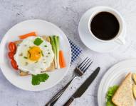 Los huevos y el café forman parte de los desayunos de muchas personas alrededor del mundo.