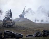 Antenas de radar y otros equipos dañados se ven en una instalación militar ucraniana fuera de Mariúpol, Ucrania, jueves 24 de febrero de 2022. (AP Foto/Sergei Grits)