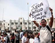 Manifestantes en contra de Pedro Castillo se reunieron en las afueras de la Prefectura de Lima.