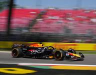 El piloto de Red Bull Racing Max Verstappen en acción durante la calificación en Imola, Italia.