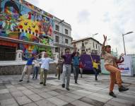 Personas participan hoy en la inauguración de un mural pintado por el artista español Okuda San Miguel en Quito.