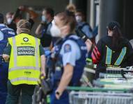 Policías y personal de ambulancias en el escenario de un ataque en el exterior de un supermercado en Auckland, Nueva Zelanda, el 3 de septiembre de 2021. (Alex Burton/New Zealand Herald vía AP)