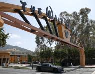 Fotografía de archivo que muestra el logotipo de Disney en la puerta de The Walt Disney Studios, en Burbank (Estados Unidos). EFE/ Caroline Brehman ARCHIVO