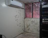 Humedad, corrosión y equipos de 60 años: así funciona el principal laboratorio de salud pública del Ecuador