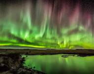 Imagen referencial de una aurora boreal, una de las consecuencias de la tormenta geomagnética.