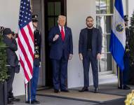El presidente de Estados Unidos, Donald Trump (c), al saludar a su homólogo salvadoreño, Nayib Bukele (2d), este lunes, 14 de abril, en una de las entradas de la Casa Blanca, en Washington (EE.UU.).
