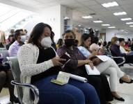 Los ciudadanos esperan obtener un pasaporte en una agencia del Registro Civil.