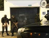 Policías momentos antes de ingresar a la Embajada de México en Quito.