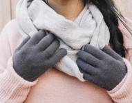 Mujer abrigada por las bajas temperaturas.