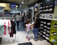 Ciudadanos realizan compras en un centro comercial de Quito
