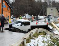 Un carro estancado por la abertura de las calles debido al terremoto de magnitud 7,5 en Japón.
