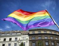 La bandera LGBT es multicolor. Simboliza los movimientos de orientaciones sexuales e identidades de género.