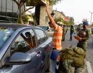 Integrantes de Las Fuerzas Armadas de Ecuador realizan hoy operativos de control en la ciudad de Guayaquil (Ecuador).