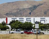 Fotografía de archivo en donde se ve el exterior de una fábrica de Tesla en Fremont, California, EE. UU.