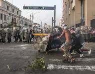 Manifestantes chocan con la policía en una calle de Lima, Perú, el martes 5 de abril de 2022. (AP Foto/Aldair Mejía)