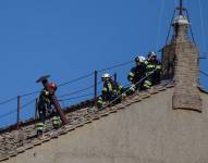 Bomberos instalando la chimenea en la Capilla Sixtina.