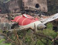 Funcionarios inspeccionan el lugar del accidente aéreo.