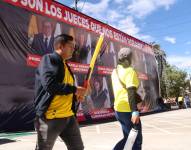 12 de agosto del 2025. Una enorme pancarta en contra de los jueces de la Corte Constitucional en Quito.