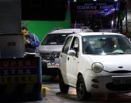 Quito, jueves 27 de junio de 2024. Vehículos hacen fila para abastecerse de combustible.