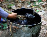 Indígenas de la comunidad de Amarumesa mostraban residuos de petróleo en un recipiente en la ciudad Francisco de Orellana.