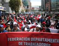 Vista general este lunes, 21 de abril, de una marcha de maestros en La Paz (Bolivia).