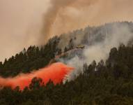 Un avión participa en las labores de extinción de incendio forestal en el municipio tinerfeño de El Rosario.