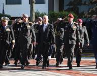 El ministro de Defensa, Luis Lara (centro), presentó a la nueva cúpula militar este lunes 9 de mayo.