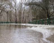 Carretera de acceso a la urbanización La Atalaya del Alberche de Cardiel de los Montes cortada por el desbordamiento del Río Alberche, este miércoles.