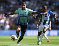 Jugadores de ambos clubes disputando el balón.