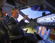El presidente Vladimir Putin se sienta en un simulador de vuelo durante una visita a la Escuela de Aviación de Aeroflot en las afueras de Moscú, Rusia, el sábado 5 de marzo de 2022. (Sputnik, fotografía de Pool del Kremlin vía AP)