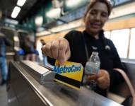 Una mujer sostiene una tarjeta Metrocard este jueves, en Nueva York (Estados Unidos).