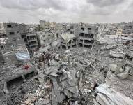 Al menos 23 personas murieron, entre ellos ocho mujeres y ocho niños, en el bombardeo de un avión israelí contra un bloque de viviendas en el barrio de Shujaiya, este de la norteña ciudad de Gaza.