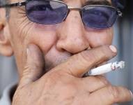 Imagen referencial de un hombre fumando un cigarrillo.