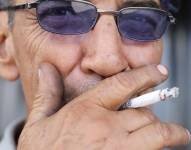 Imagen referencial de un hombre fumando un cigarrillo.