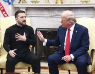 El presidente ucraniano, Volodímir Zelenski (i), habló con el presidente de EE.UU. Donald Trump (d).