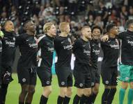 Los jugadoresdel Eintracht Frankfurt celebrando la victoria por 2-1 anteel Aberdeen FC, por la UEFA Conference League.