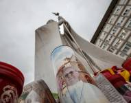 Velas con imágenes del Papa Francisco en la base de una estatua del Papa San Juan Pablo II frente al Hospital Universitario Gemelli en Roma, Italia, 14 de marzo de 2025, donde el Papa Francisco está siendo tratado tras ser ingresado el 14 de febrero debido a una infección del tracto respiratorio.