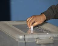 Ciudadanos votan el plebiscito constitucional hoy, en el colegio electoral instalado en el Estadio Nacional, en Santiago (Chile).