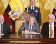 Firma de los contratos a concesión.