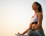 Mujer practicando meditación.