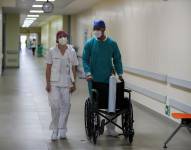 Vista de integrantes del equipo de salud que trata a pacientes con covid-19 del hospital Iess del Sur en Quito (Ecuador), en una fotografía de archivo. EFE/José Jácome
