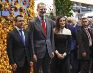 El presidente de Ecuador, Daniel Noboa (i) posa con el rey Felipe VI (C) y la reina Letizia (d) en el stand del país durante la inauguración de Fitur 2024 en Madrid.